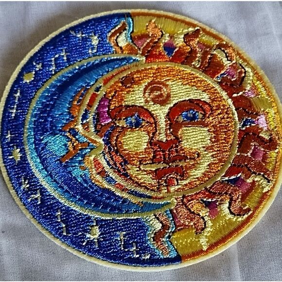 SUN AND MOON CIRCULAR PATCH/ÀPPLIQUE Celestial Moon Stars Theme EMBROIDERED - Picture 2 of 2